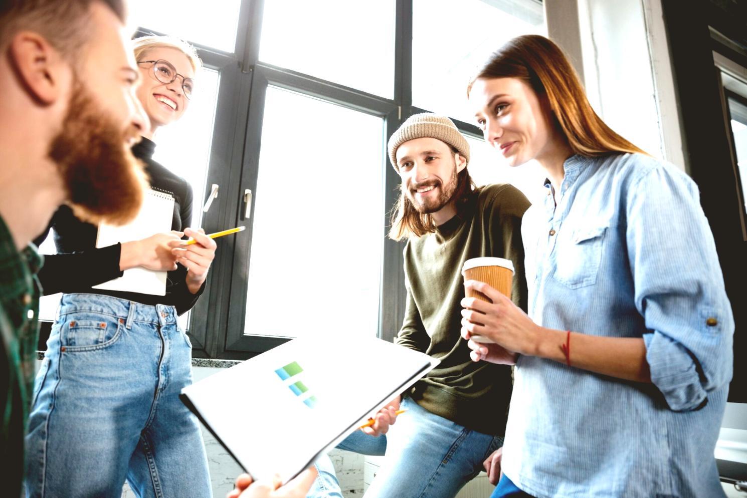 Étudiant analysant des données financières sur plusieurs écrans